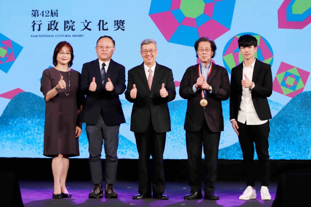 ▲行政院長陳建仁(中)文化部長史哲(左二)與三位行政院文化獎得獎人及代表合影留念。(圖/文化部 提供)