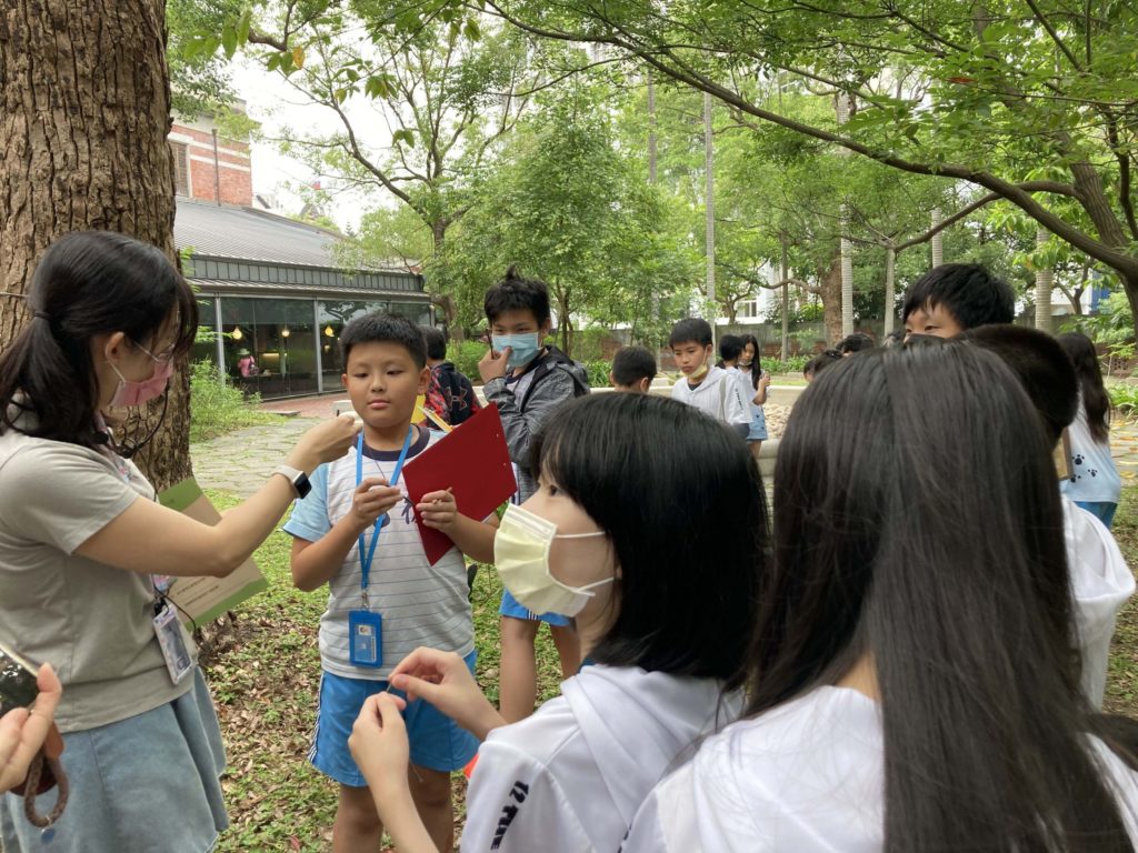 ▲民眾在臺博館所設計的綠動活動中縝密學習。(圖/臺博館 提供)
