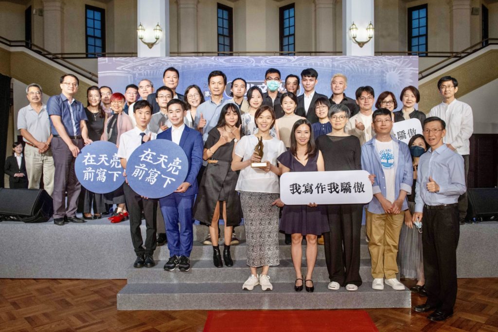 ▲出席臺北市文學獎的得獎者合影留念。（圖/台北市文化局 提供）