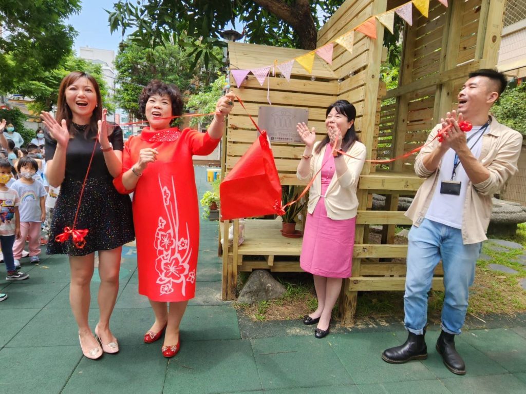 ▲揭牌儀式後,楊雅婷董事長(左起)宏利發建設總裁夫人、蘭惠美校長及林岳璋專員都興奮的不得了。(記者 辛澎祥/攝)