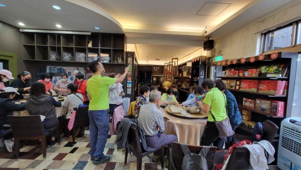 ▲石碇田媽媽餐廳都會授課強化餐飲製作技能,提昇佳餚品質。(圖/新北漁業處 提供)