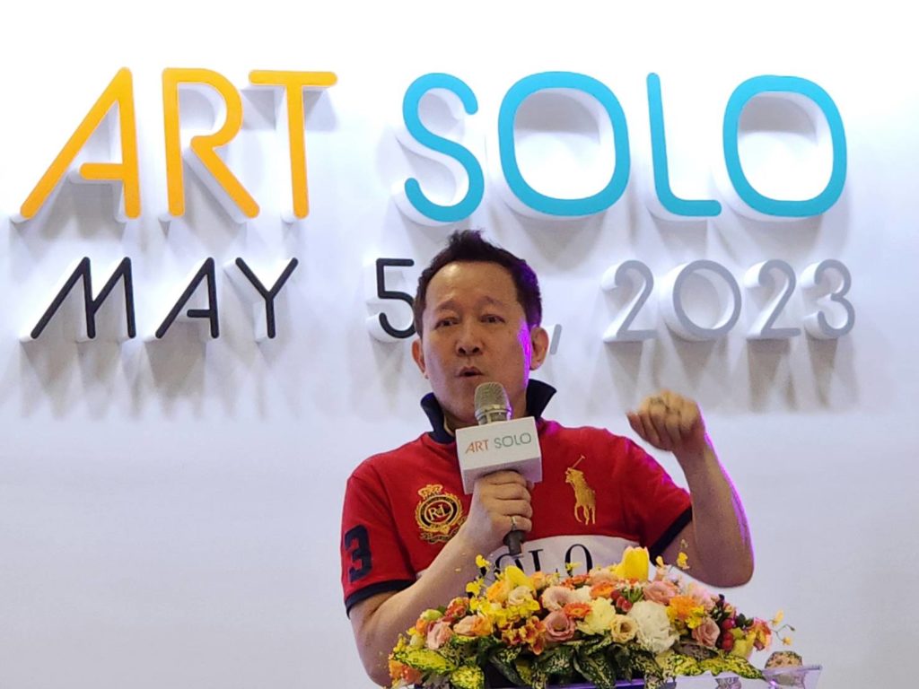▲畫廊協會理事長張逸群以展覽主辦方的立場說明這次展出的特色與意義。(記者 辛澎祥/攝)