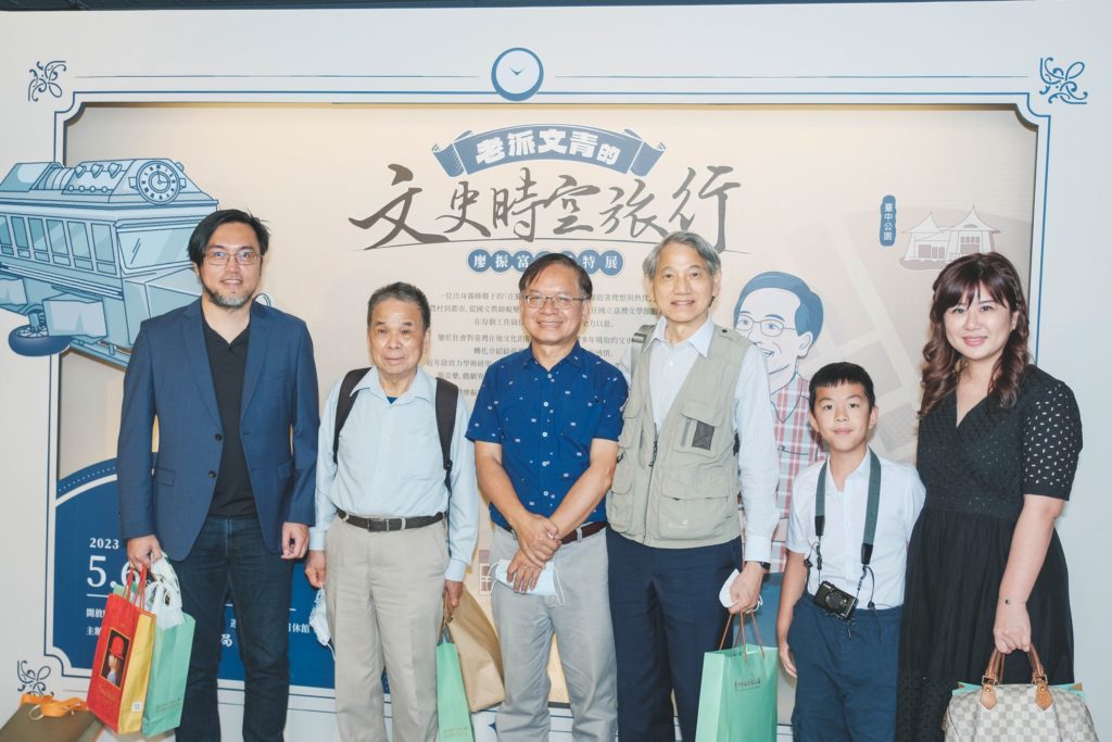 廖老師與來賓於展區主視覺牆前合影。(圖/文化局提供)
