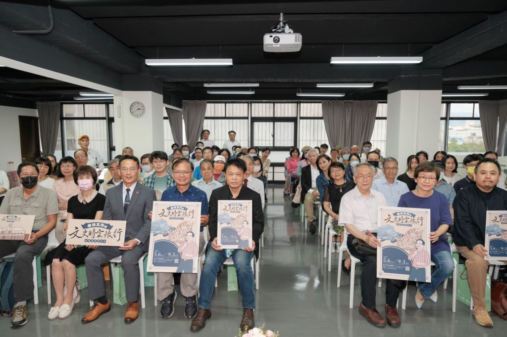 廖振富教授特展開幕式大合照,前排左四為廖振富教授,左五為文化局副局長曾能汀。(圖/文化局提供)