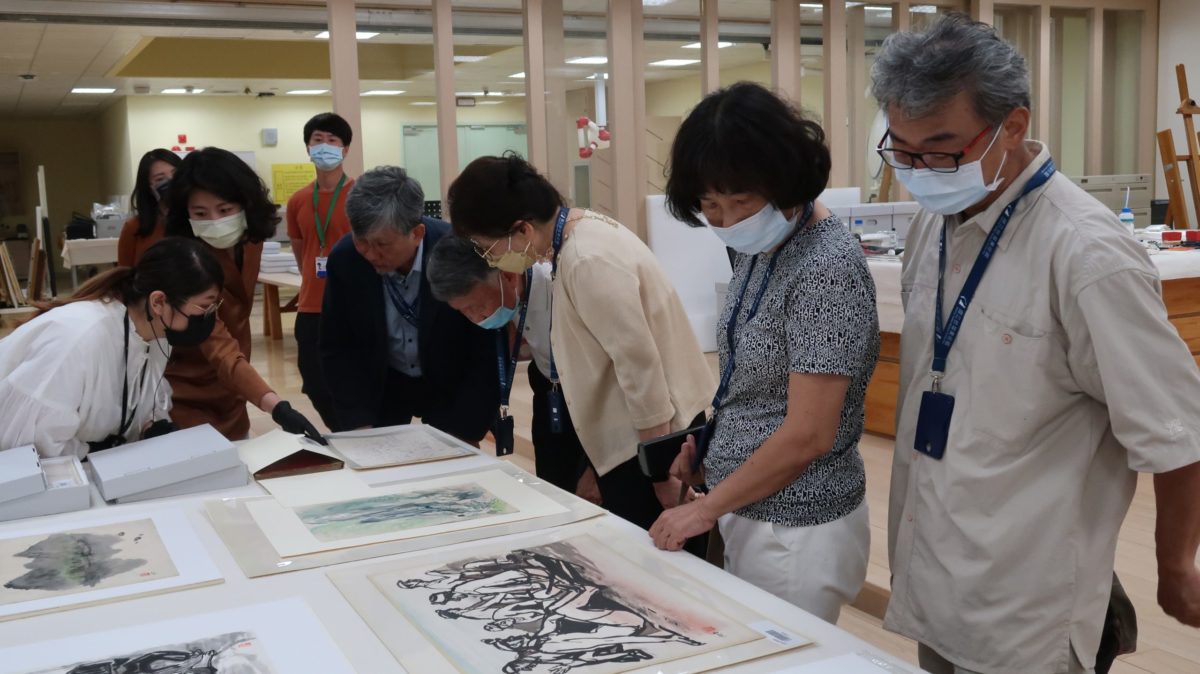 前輩藝術家洪瑞麟捐贈作品整飭完成   家屬回國美館檢視