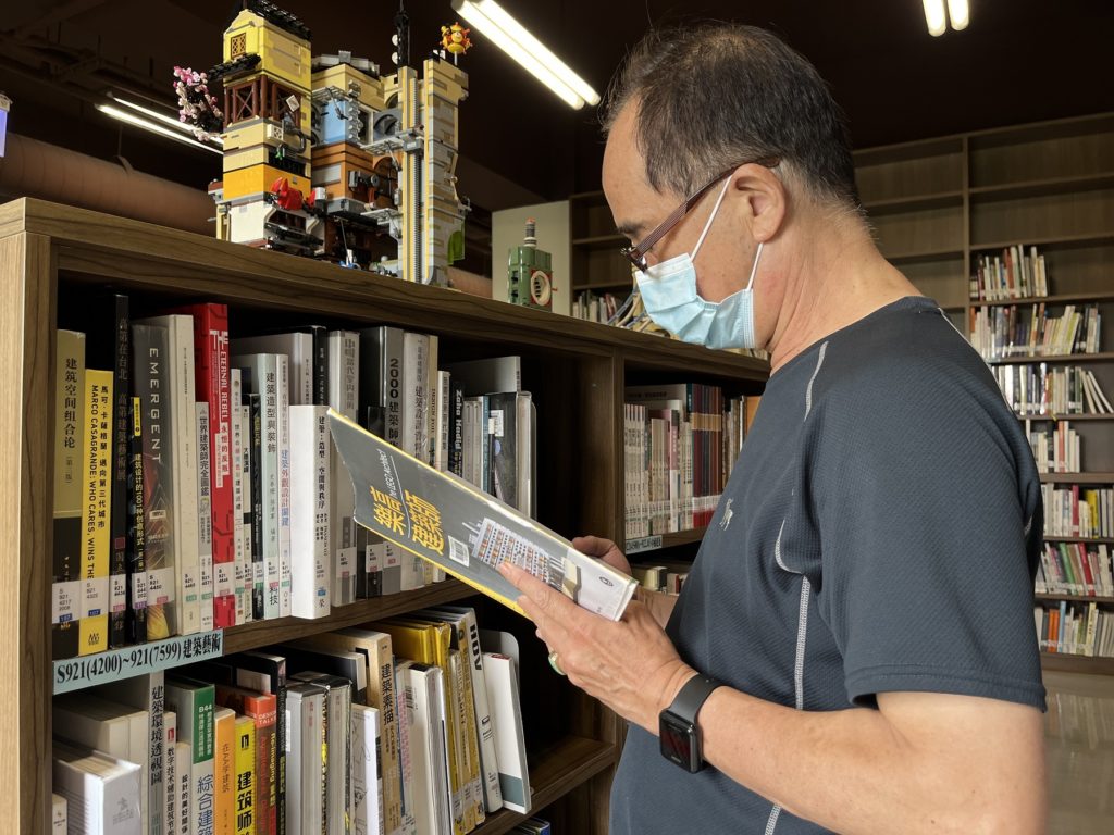 溪西圖書館典藏豐富建築特色圖書，民眾可多加利用。（圖/文化局提供）
