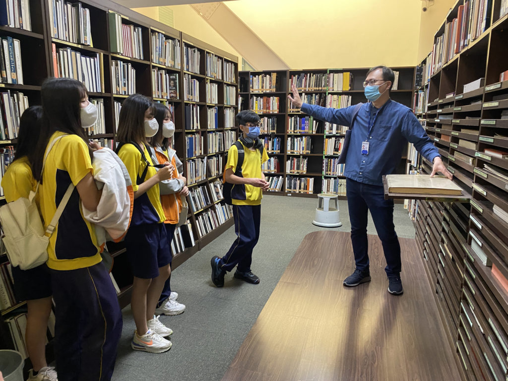 向學生介紹資料中心大型圖書。(圖/國美館提供)