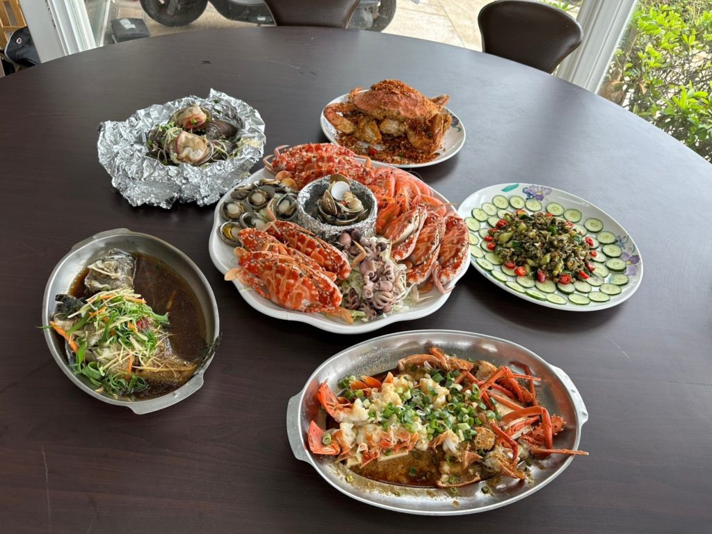 ▲好吃的海味佳餚總是吸引遊客的青睞。(圖/新北漁業處 提供)