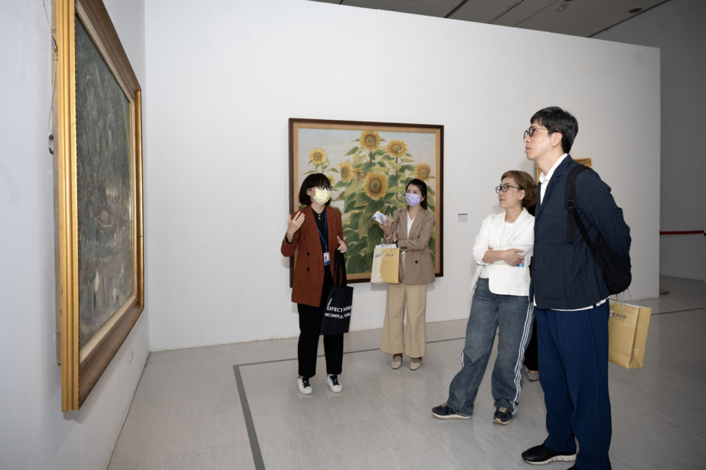 文化部政務次長王時思（右2）由策展人黃舒屏陪同（左1）觀展情形。（圖/國美館提供）