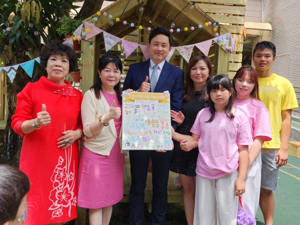 ▲蘭雅附幼小朋友在畫布上簽名感謝宏利發建設公司管理高層,由藍惠美校長(左二)代表校方頒贈表達感謝之意。(記者 辛澎祥/攝)