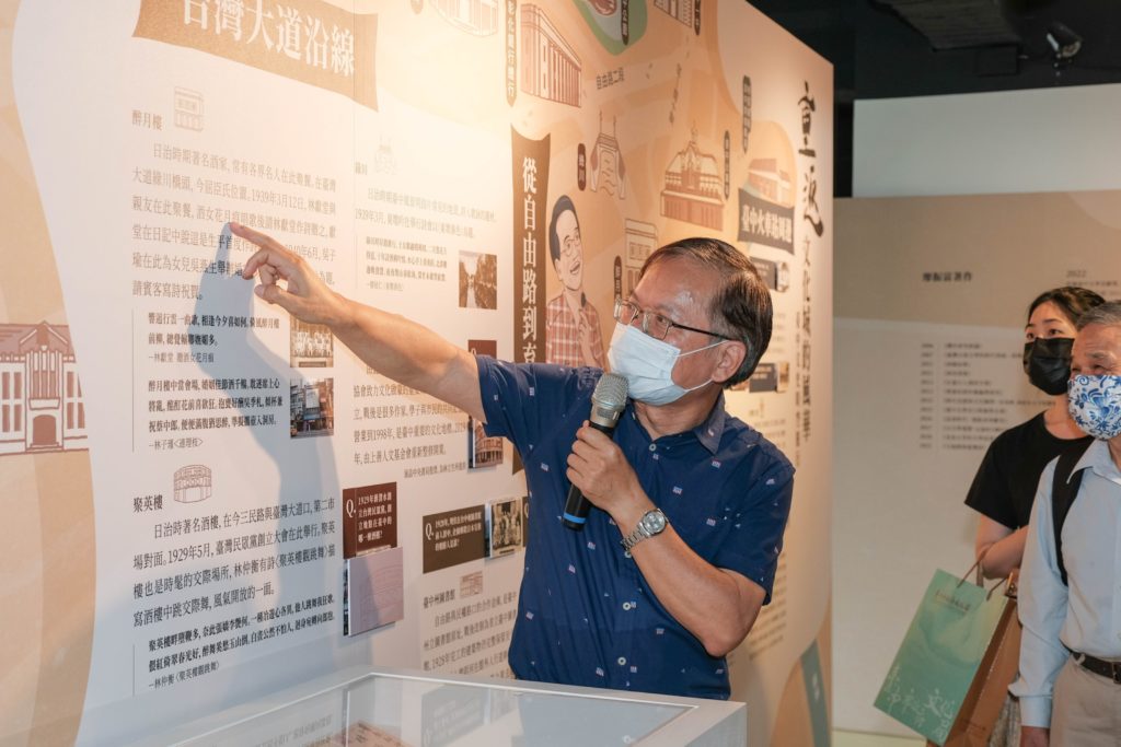 廖振富老師於展區導覽 。(圖/文化局提供)