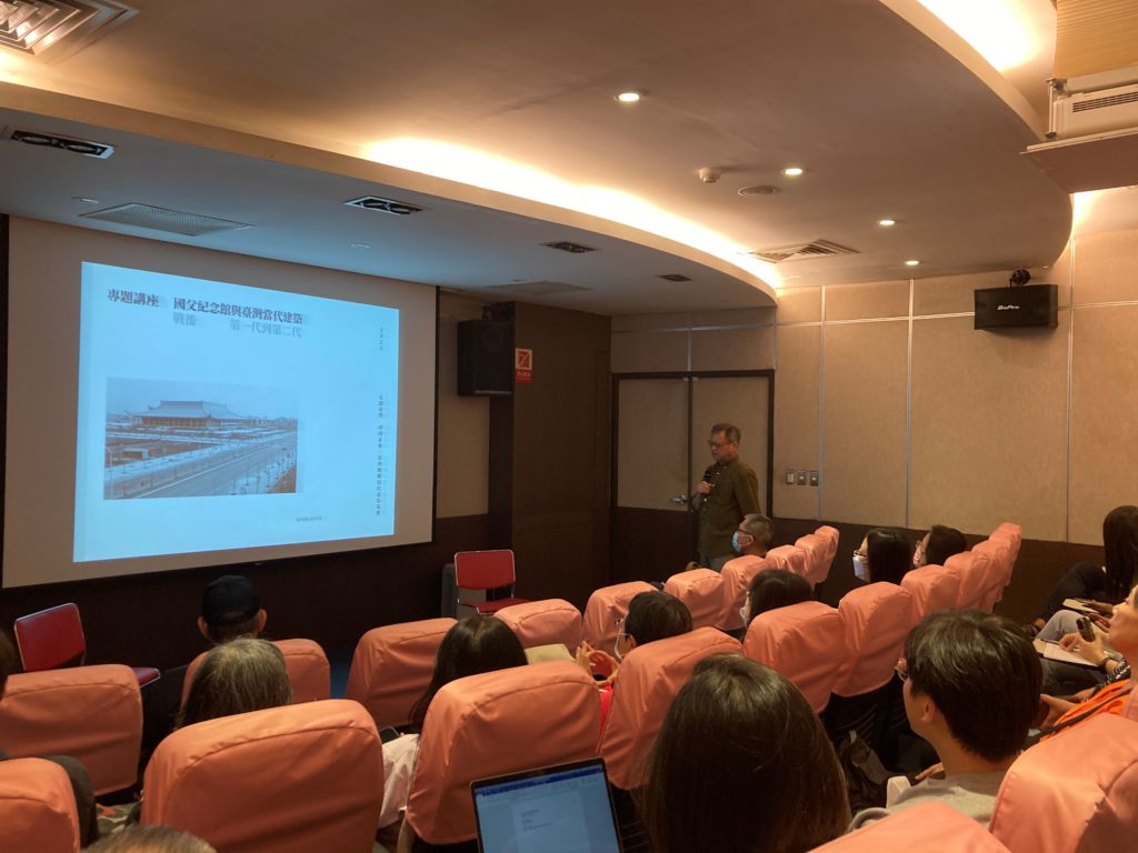 「國父紀念館與臺灣當代建築」專題講座,徐明松老師介紹國父紀念館與臺灣當代建築。(圖/國父紀念館提供)