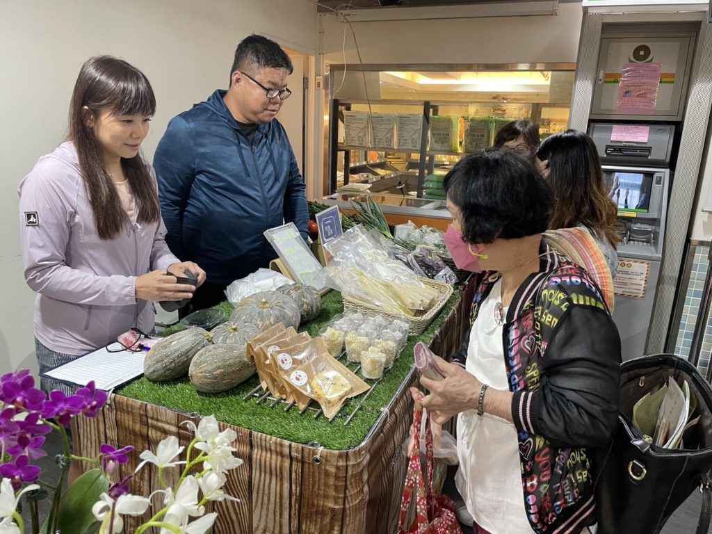 ▲民眾選購蔬果皆以產地直送的農產品為主。（圖/新北農業局 提供）