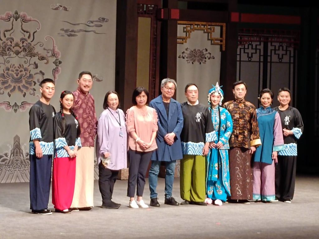 傳藝中心陳悅宜主任(左五)、製作人辜懷群(左四)、李寶春(右五)及參與演員合照。(記者 陳安婷/攝)