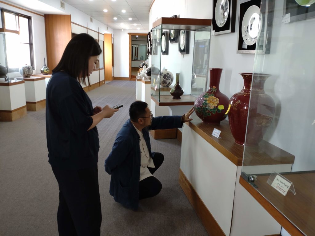 ▲金門陶瓷廠展出中的產品，相當受到民眾的青睞，對產品所賦予的文創性與藝術性，呈現新的寬闊眼界。（圖/金門文化局 提供）