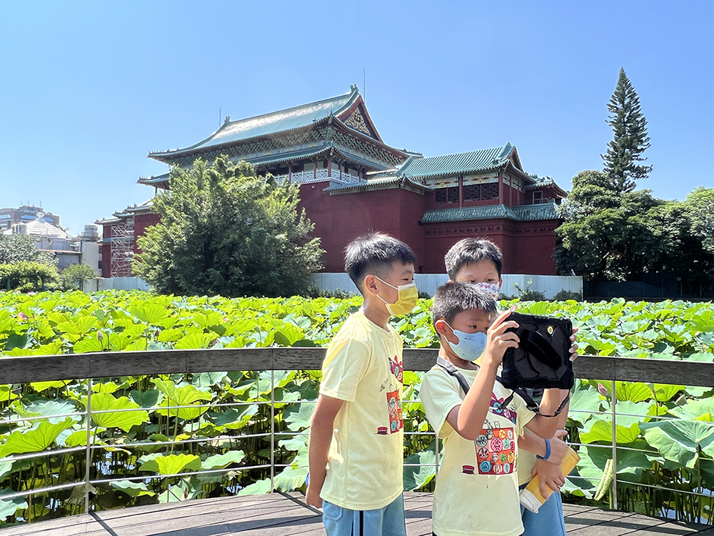 國小師生開心於植物園內闖關大冒險。(圖/史傅館提供)