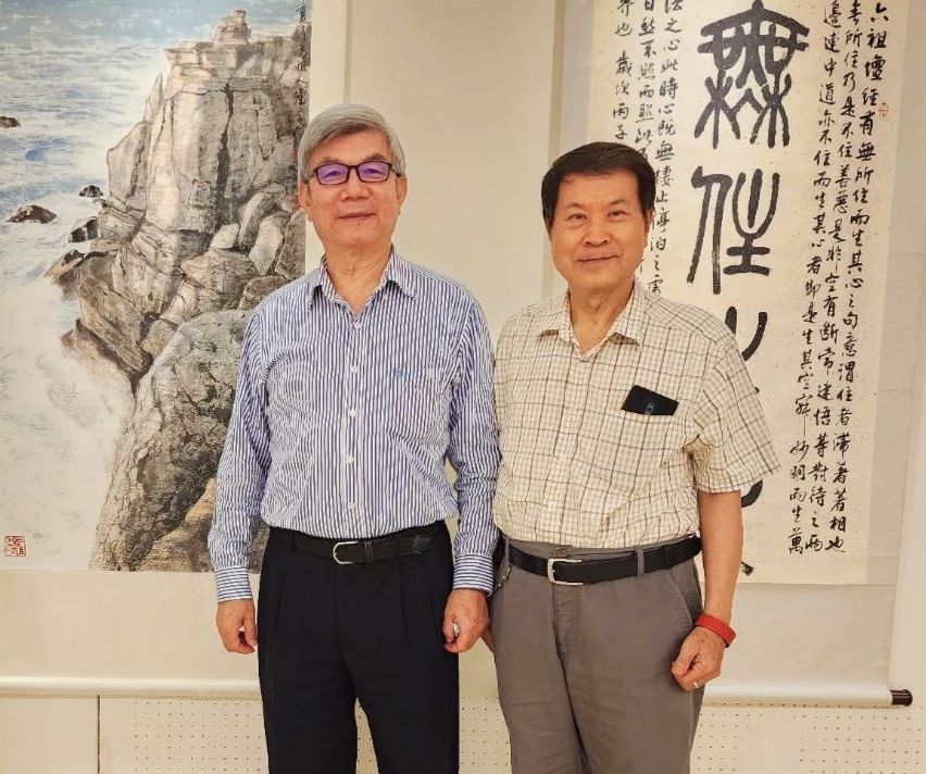 ▲知名水墨畫大師的陳合成教授（左）與協會水墨畫家廖仁彬老師，切磋技藝，惺惺相惜。（圖/詹佳綺 攝）