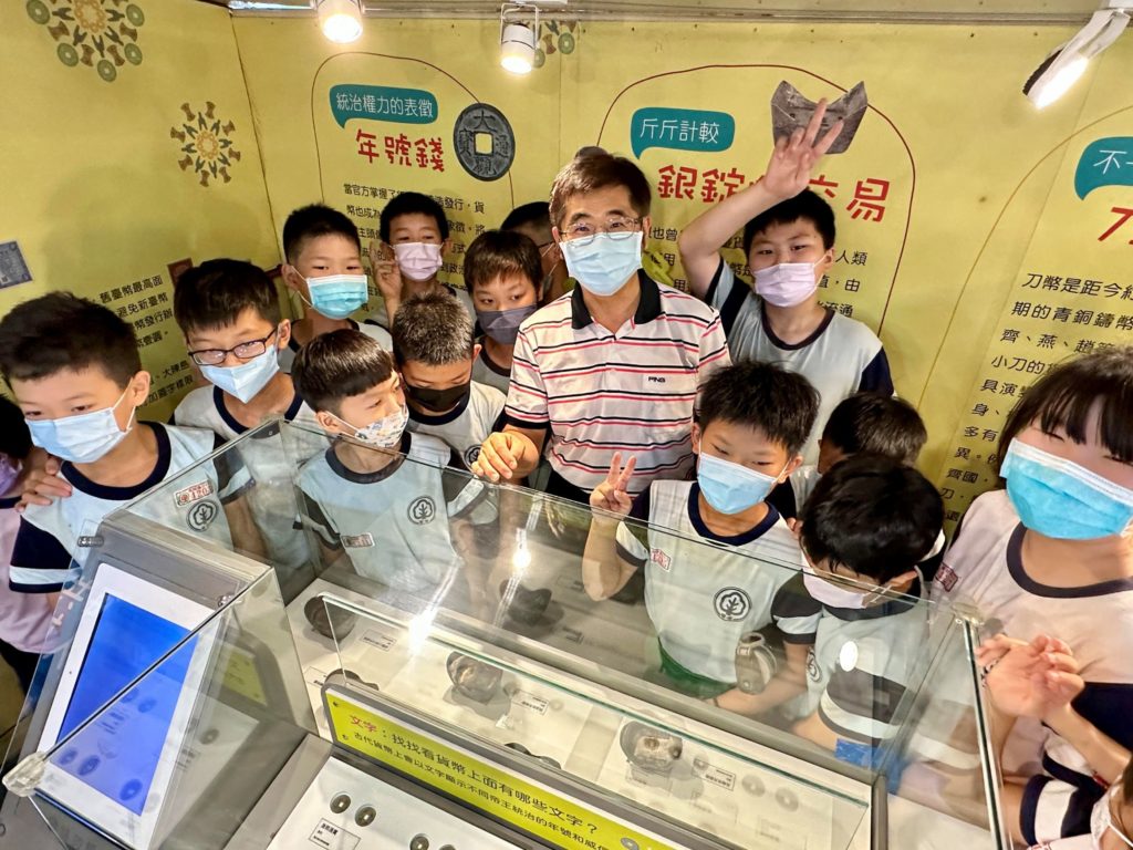 喀哩國小劉瑞祥校長與師生一同於「鈔跑抵家」行動博物館參觀。 （圖/史博館提供）