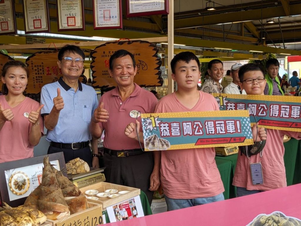 ▲得獎筍農的孫子在旁為阿公加油道賀。(圖/新北農業局 提供)