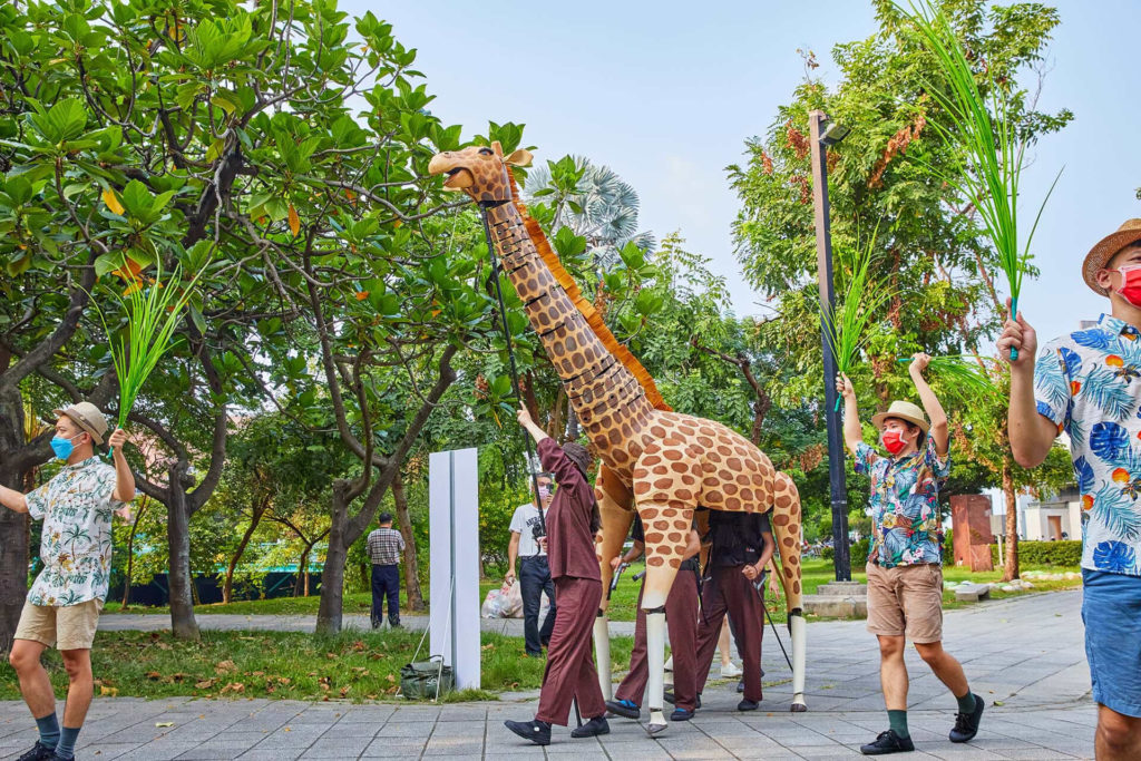 無獨有偶工作室劇團以操偶形式運用高達4公尺的動物巨偶,打造奇觀幻想世界。(圖/文化局提供)