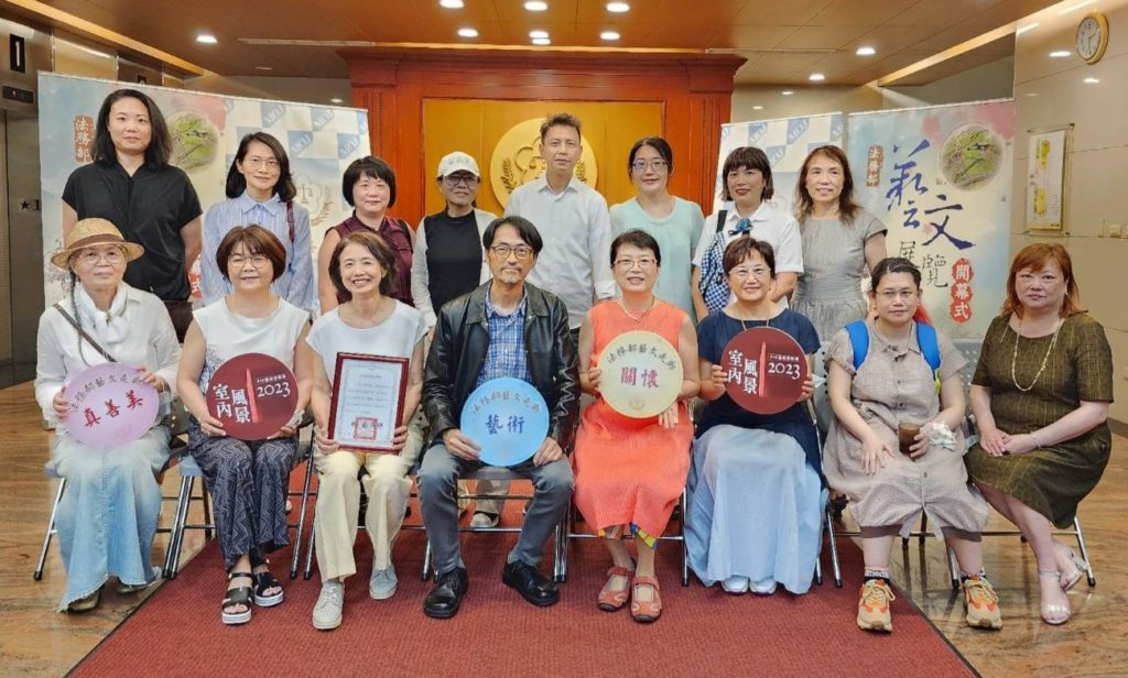 ▲「510藝術群」的參展藝術家們開心大合照,為這檔展覽預告順利圓滿。(圖/詹佳綺攝)