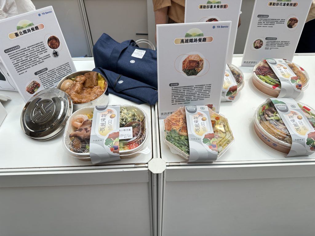 ▲臺鐵復古與創新便當仍然是矚目焦點。(記者 辛澎祥/攝)
