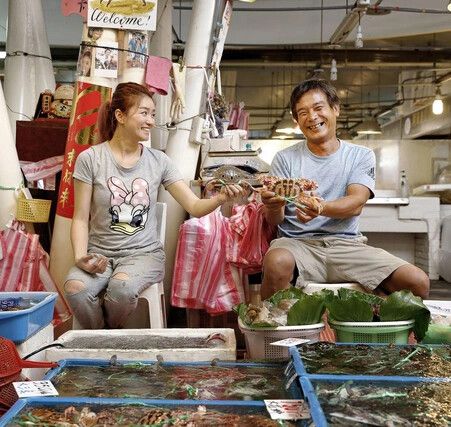 ▲許財添(右)的萬里蟹養殖與行銷,具有極大且正面的口碑。(圖/新北漁業處 提供)