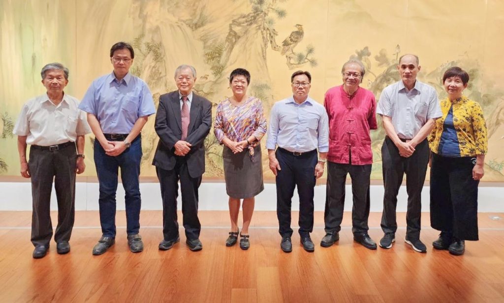▲參展藝術家與藝文界大老開心合影留念。(圖/詹佳綺 攝)