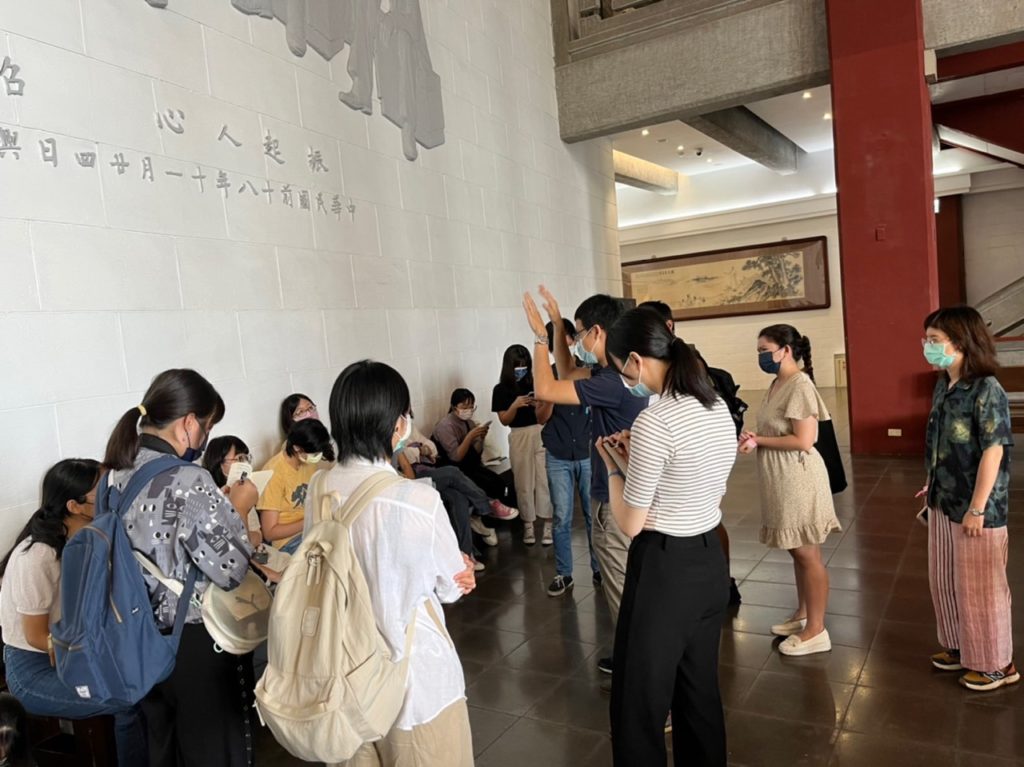 臺北藝術大學博物館同學參訪「精神病人的房間II時間練習」後，與精神病友們直接對談，嘗試了解他們的內心世界，及討論藝術平權等議題。(圖/雪莉攝)