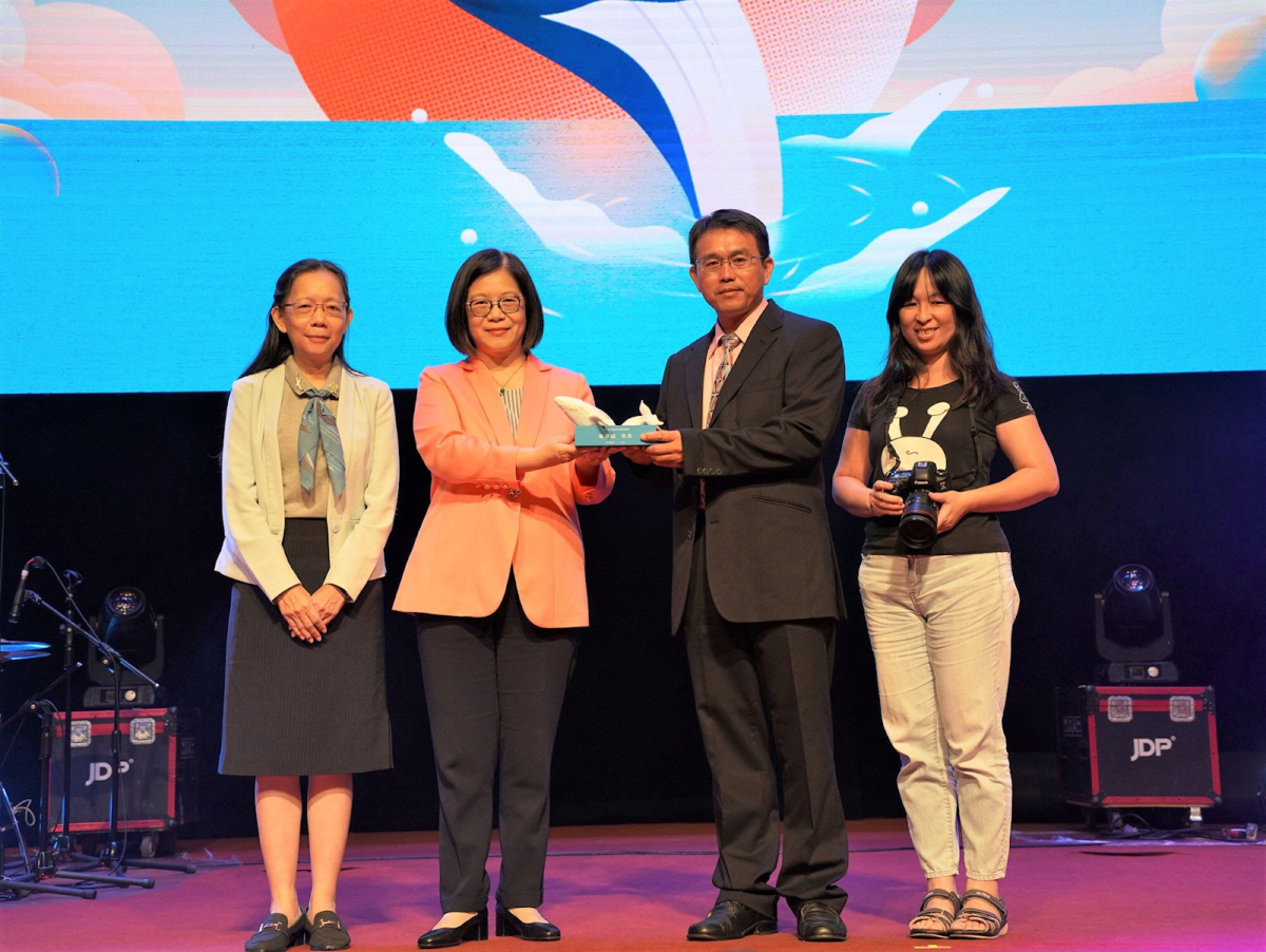 澎湖縣海洋保育教材的推動者   湖西國小校長鄭謙遜榮獲首屆海洋保育貢獻楷模獎