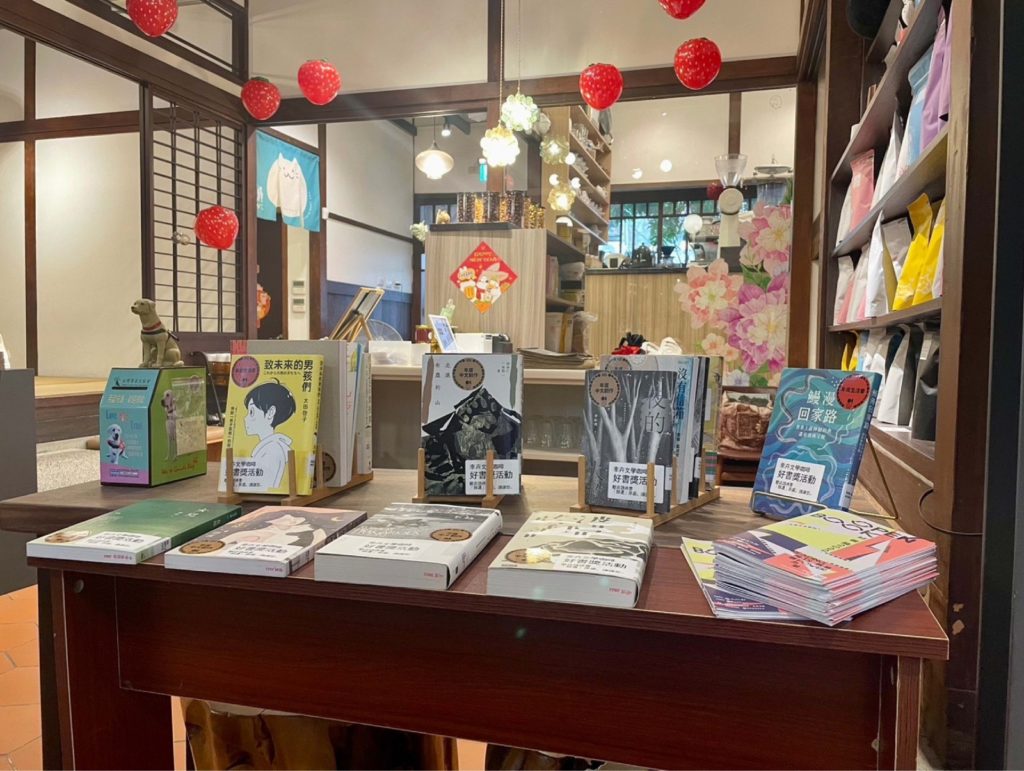 咖啡店結合圖書館館藏辦理書展，讓書香伴隨咖啡香。（圖/文化局提供）
