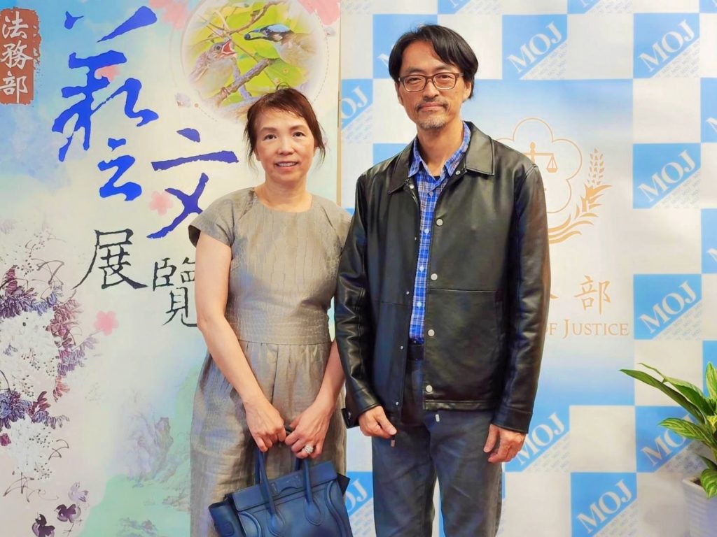 ▲蔡麗莉(左)與臺藝大陳正才教授在展場開幕式上合影留念。(圖/詹佳綺 攝)