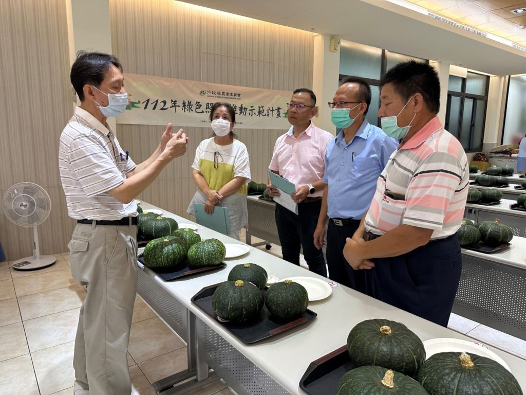 ▲深坑農友展示品質極佳的南瓜,與同業分享栽種方式。(圖/新北農業局 提供)