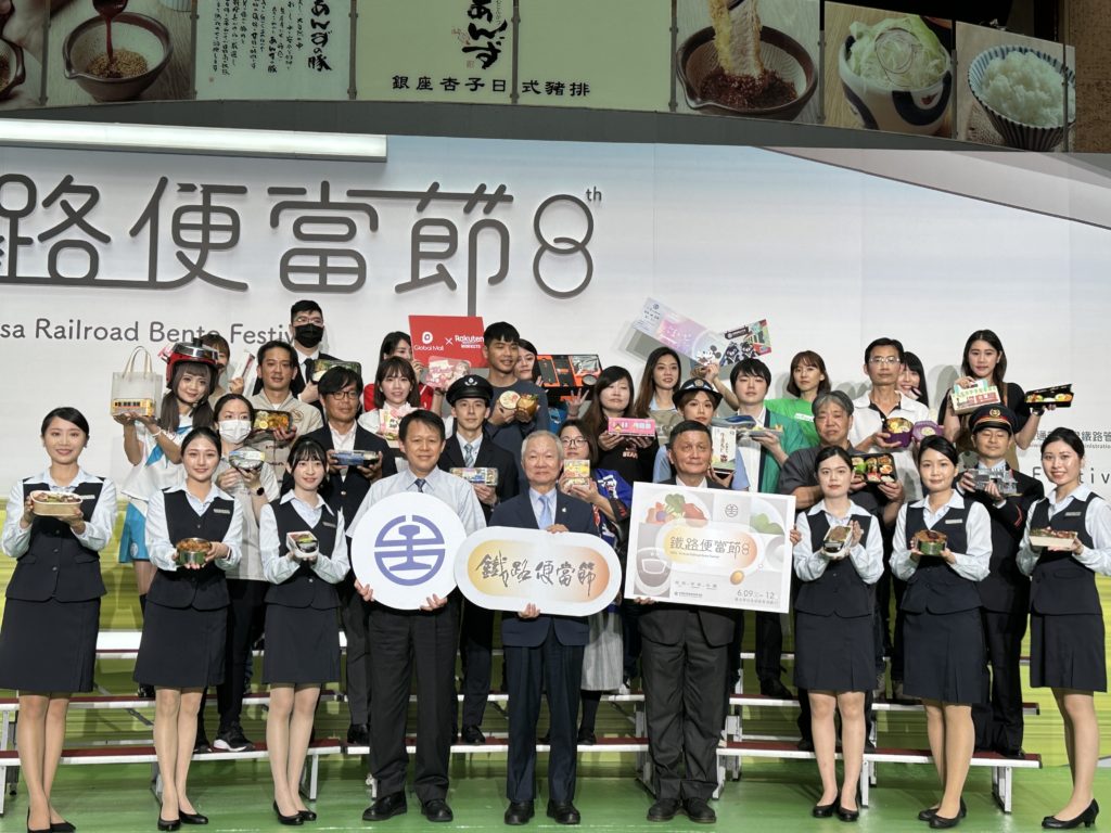 ▲出席鐵路便當節的業者代表,齊力為活動造勢。(記者 辛澎祥/攝)