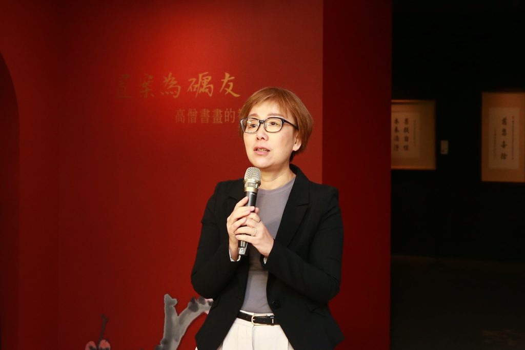 ▲文化部次長王時思致詞時表達對此高僧書畫展展出的時代性與正面意義。(記者 辛澎祥/攝)