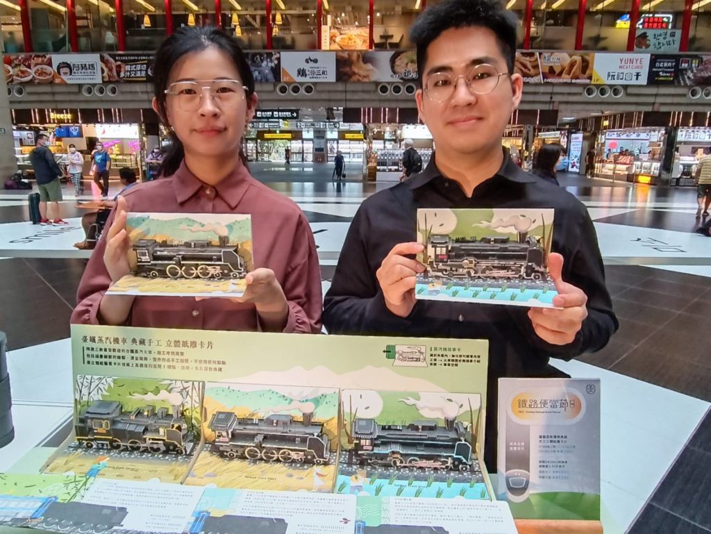 紙雕家梁景堯製作的DT668、CK124及CT273共三款立體卡片,左為插畫家張雅媜。(記者 陳安婷/攝)
