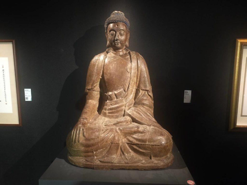 ▲展出佛像珍品也彰顯出在高僧書畫展中的重要份量與佛理教化的迴應特質。(記者 辛澎祥/攝)