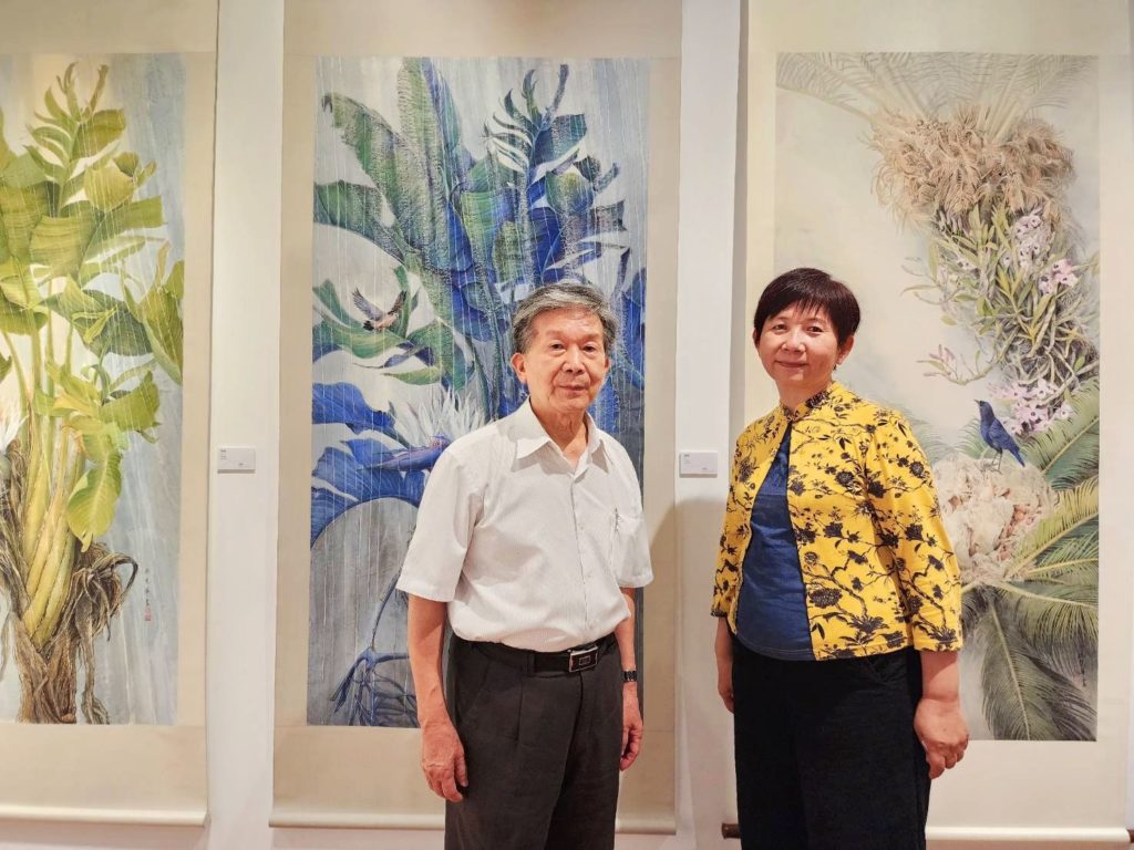 ▲知名水墨畫家羅振賢教授(左)特地出席開幕式並向參展藝術家楊慧華道賀。(圖/詹佳綺 攝)