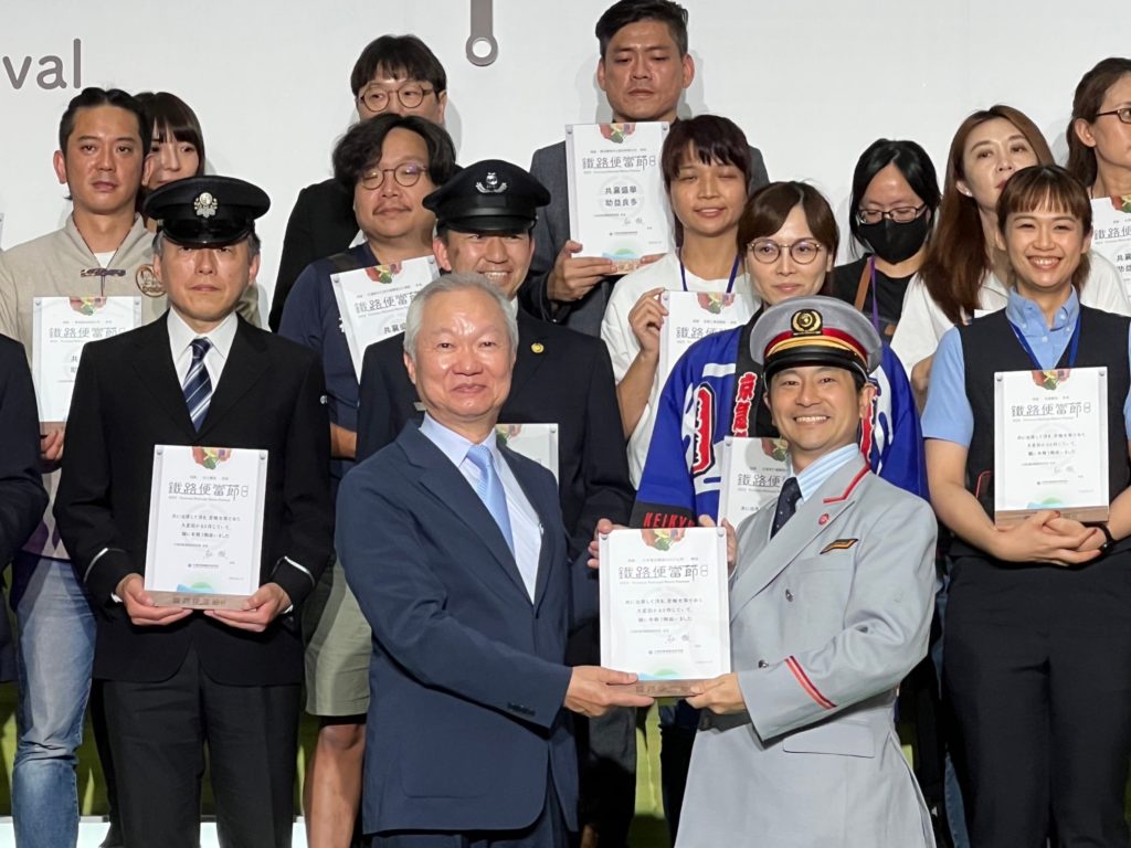 ▲陳裕謀主秘(左)代表臺鐡局對日本鐡道業者致贈感謝狀,場面熱烈。(圖/臺鐵 提供)