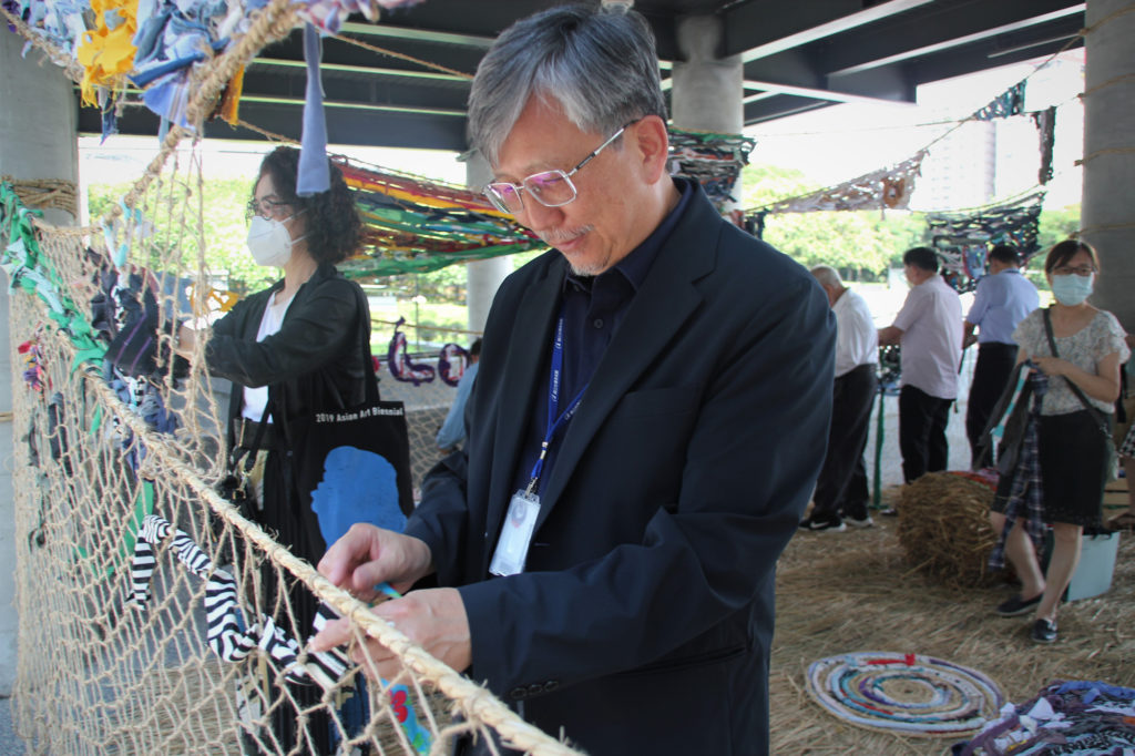 國美館館長廖仁義(右)、前館長薛保瑕(左)開啟「國美慶35-豐收藝夏」大眾參與計畫，為國美館獻上生日祝福