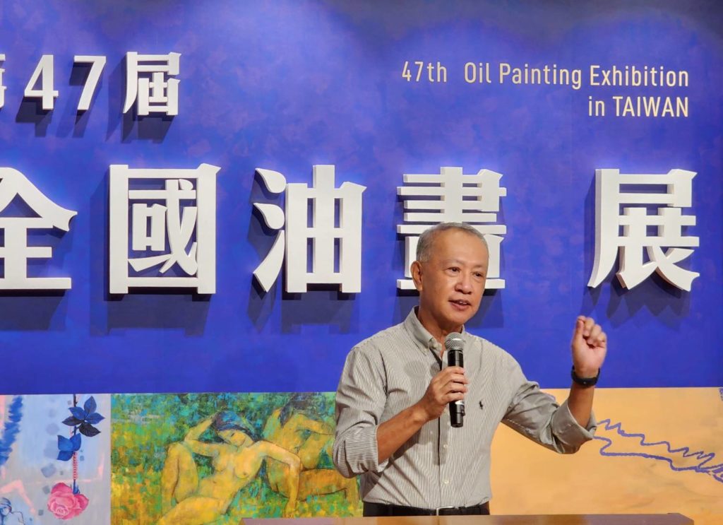 ▲中華民國油畫學會理事長楊永福說明這次學會油畫大展的精神與意義。(記者 辛澎祥/攝)