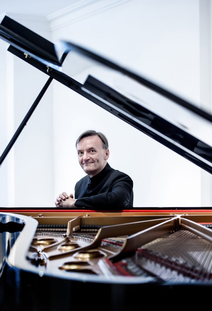 鋼琴家-史蒂芬．賀夫(Stephen Hough)是傑出的古典音樂演奏家。（圖/ Sim Canetty-Clarke 攝）