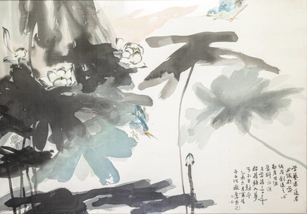 ▲林文嶽在畫荷意境中展現書畫同源的質美,清新且脫俗。(圖/詹佳綺 攝)