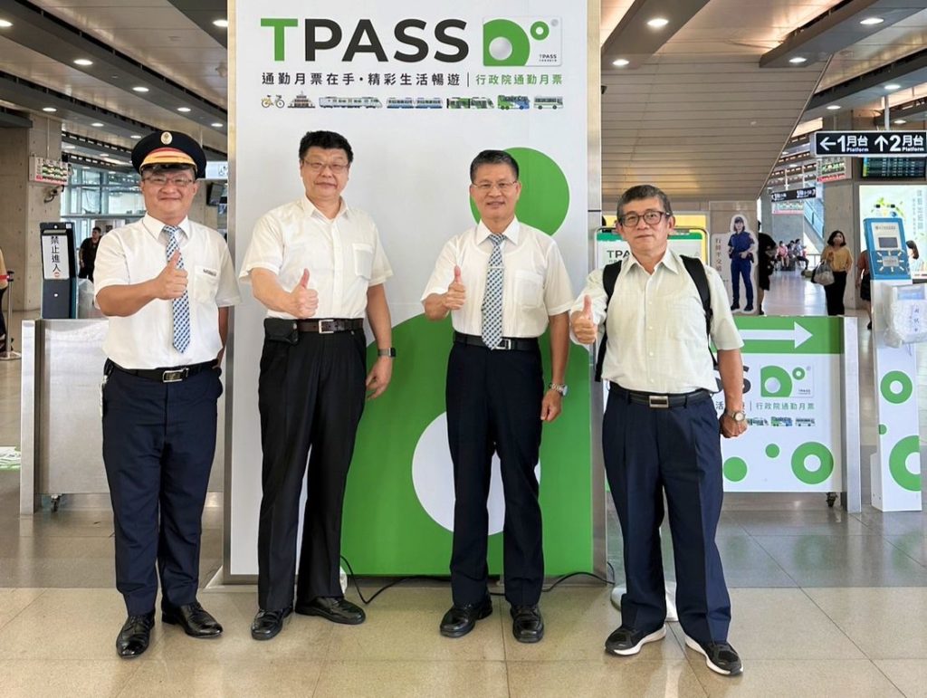 ▲臺鐵局長杜微(左二)與局內業務主管大力宣傳TPASS。(圖/台鐡 提供)