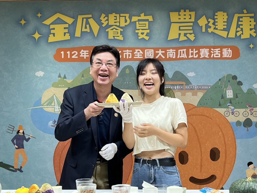 ▲新北副市長劉和然（左）與參賽民眾合影。（圖/新北市農業局 提供）