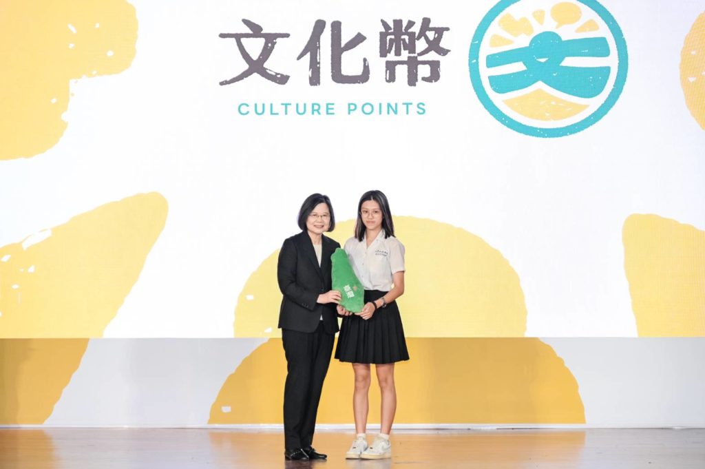 ▲蔡英文總統頒贈紀念品給猜題優勝的中山女高在學生。（記者 辛澎祥/攝）