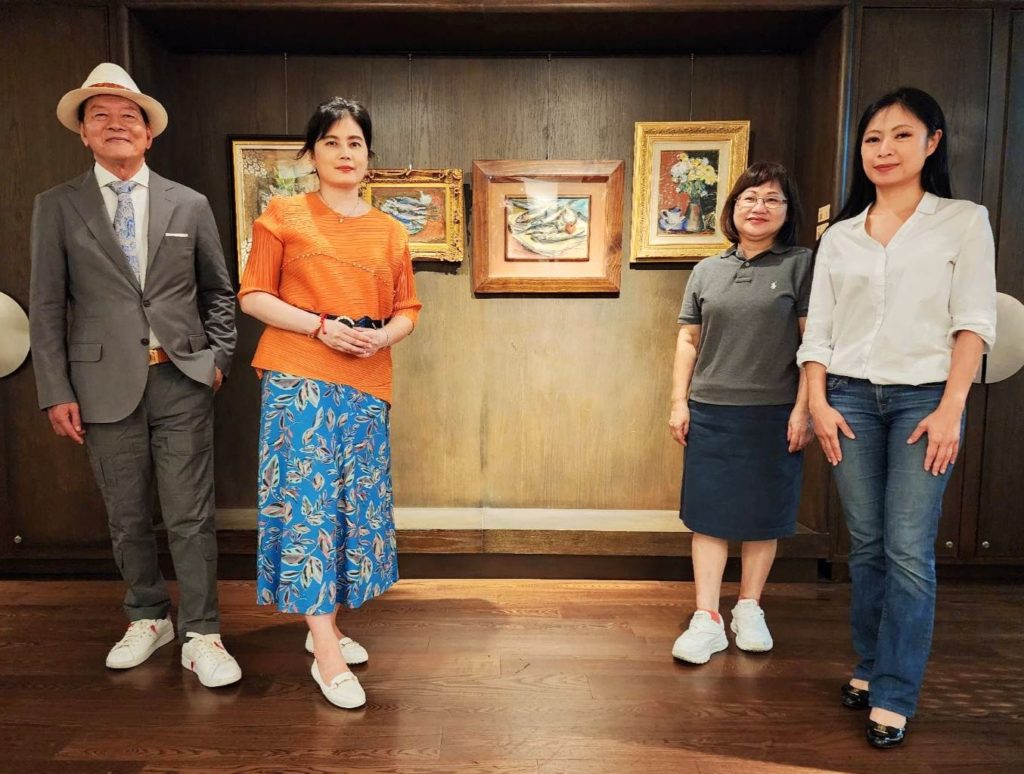 ▲展出中好友貴賓與會交流,氣氛融洽。左起為「世新國際事業」董事長鄭薛智、蘇郁婷小姐、「張萬傳工作室」負責人黃秋菊女士及策展人林瑩小姐開心合影留念。(記者 辛澎祥/攝)