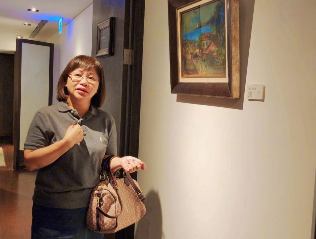 ▲黃秋菊女士帶領貴賓進行張萬傳老師展出畫作的導覽,深入且詳實。(記者 辛澎祥/攝)
