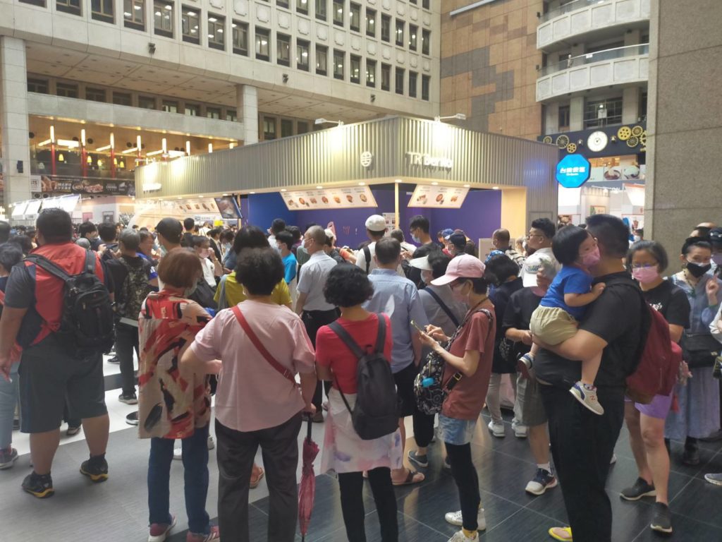 ▲排隊等著買紀念便當的民眾,擠滿臺鐵大廳。(記者 辛澎祥/攝)