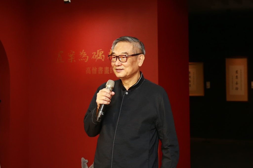 ▲提供高僧書畫作品借展的何創時書法藝術基金會董事長何國慶,強調藉由書法來弘法,讓人生境界更加提昇的重要性。(記者 辛澎祥/攝)